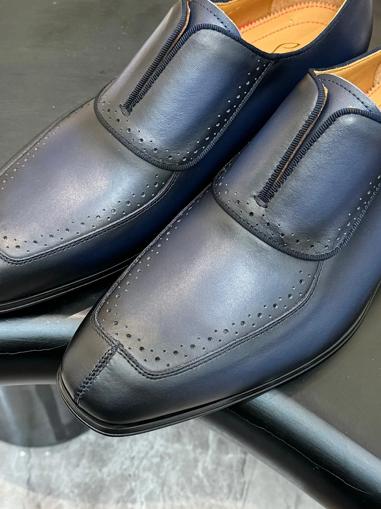 💰960 ••New real shots••CL～High-end men’s 👔Casual•loafers with red soles! ••🆑Genuine and top-quality goods from original orders ••✅💯 Purchase goods from top-quality original orders! Original imported patterned cowhide ➕Imported cowhide lining ➕Cowhide feet ➕Original leather outsole~🉑️Feel free to compare the authentic ones! Size: 39-44 (38.45.46.47 can be customized)